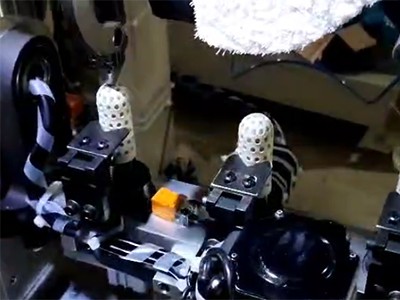 一出四馬桶刷植毛機